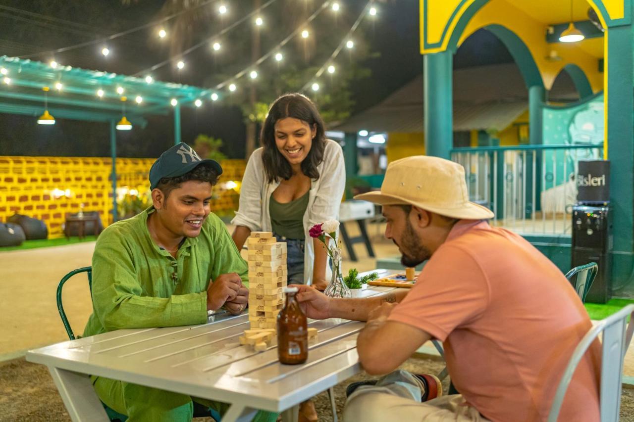 Whoopers Hostel Anjuna, Goa ภายนอก รูปภาพ